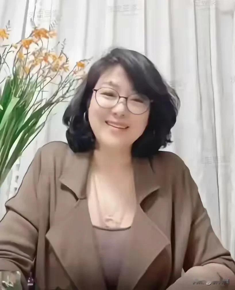 48岁沈傲君直播，看上去有些像长辈。身材有些发福，穿着打扮都很随意，完全失去了曾