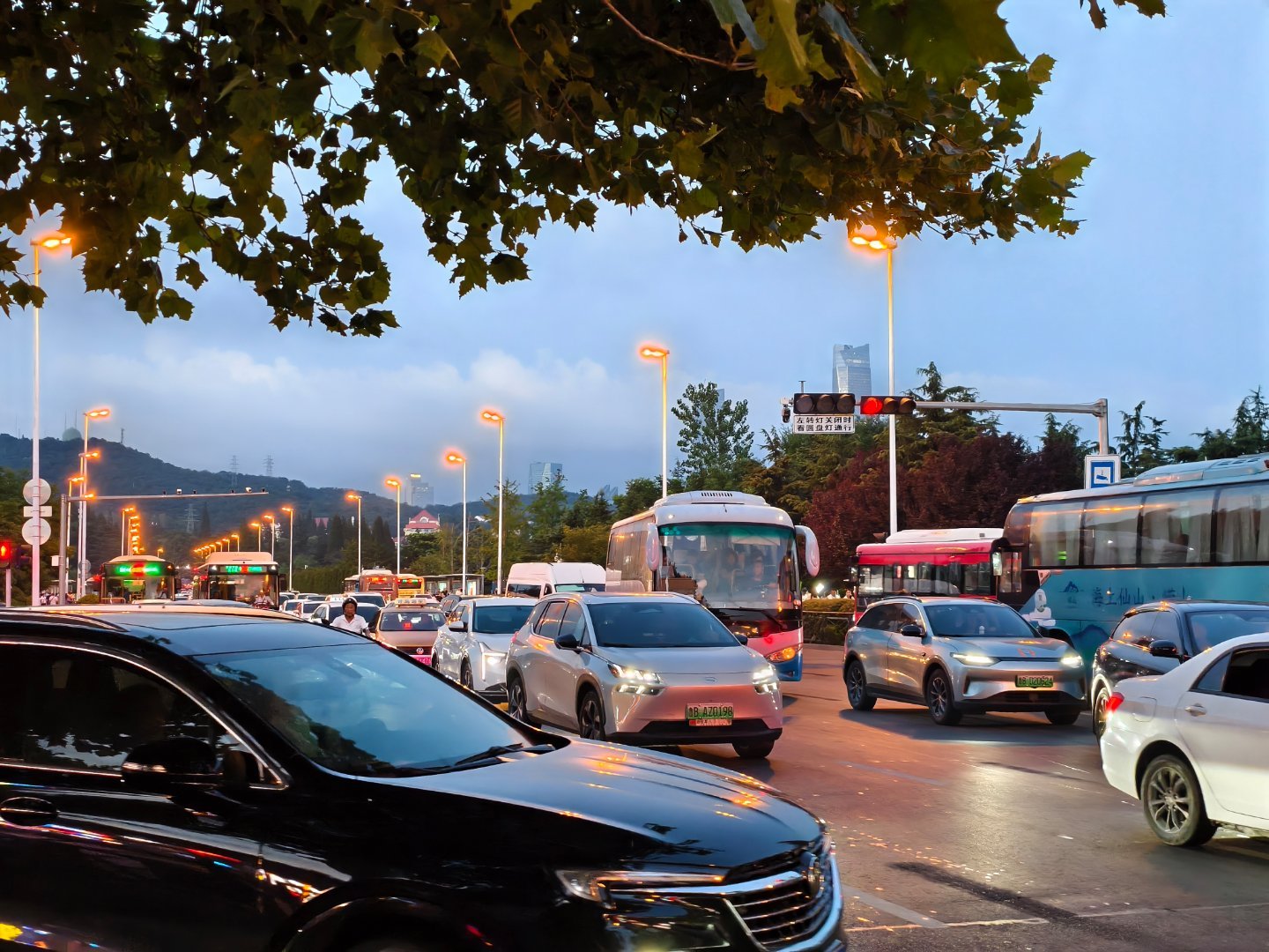 感受一下青岛景区附近道路的交通[允悲][淡淡的]  ​​​