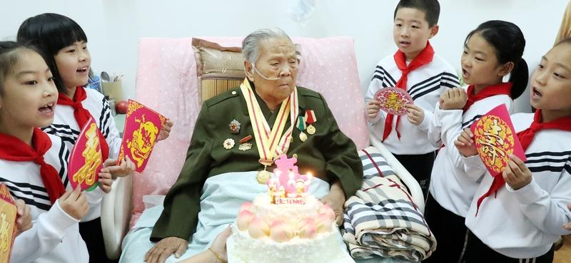 您还知道独臂将军贺炳炎哪些故事? 独臂将军贺炳炎的故事，每一个都让人动容。16岁