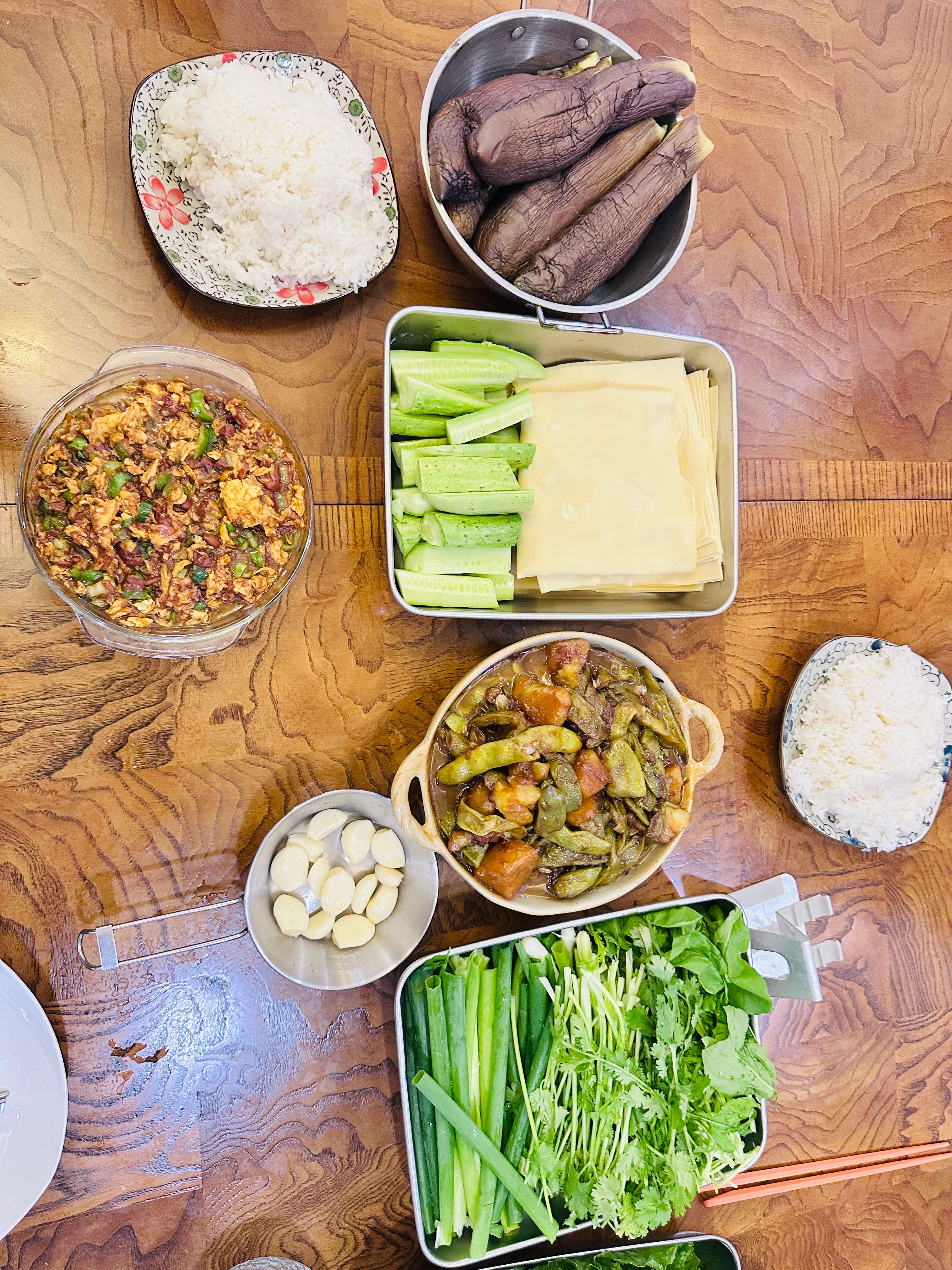 昨天吃我姐做的菜包饭又是吃撑那个豆角在美国是吃不到的 
