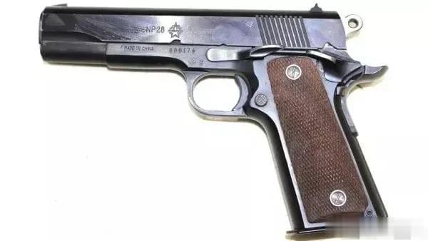  NP28是仿制版M1911A1手枪 ，但是才用了9毫米口径。
发射9×19毫米