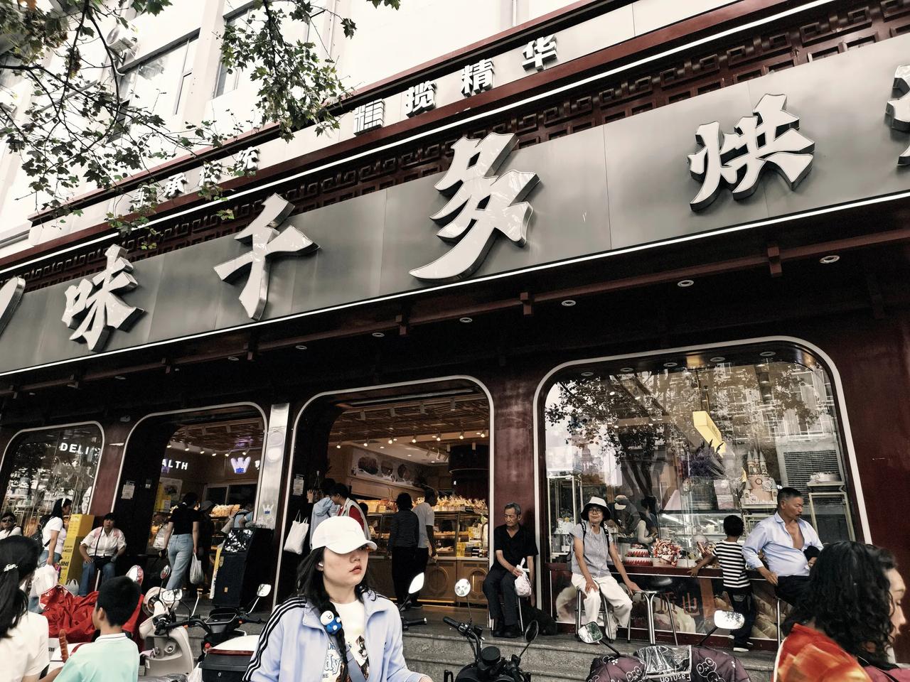 这家位于环城南路双龙商场的这家面包店，人一直都很多，他们家在昆明也是有好几家分店