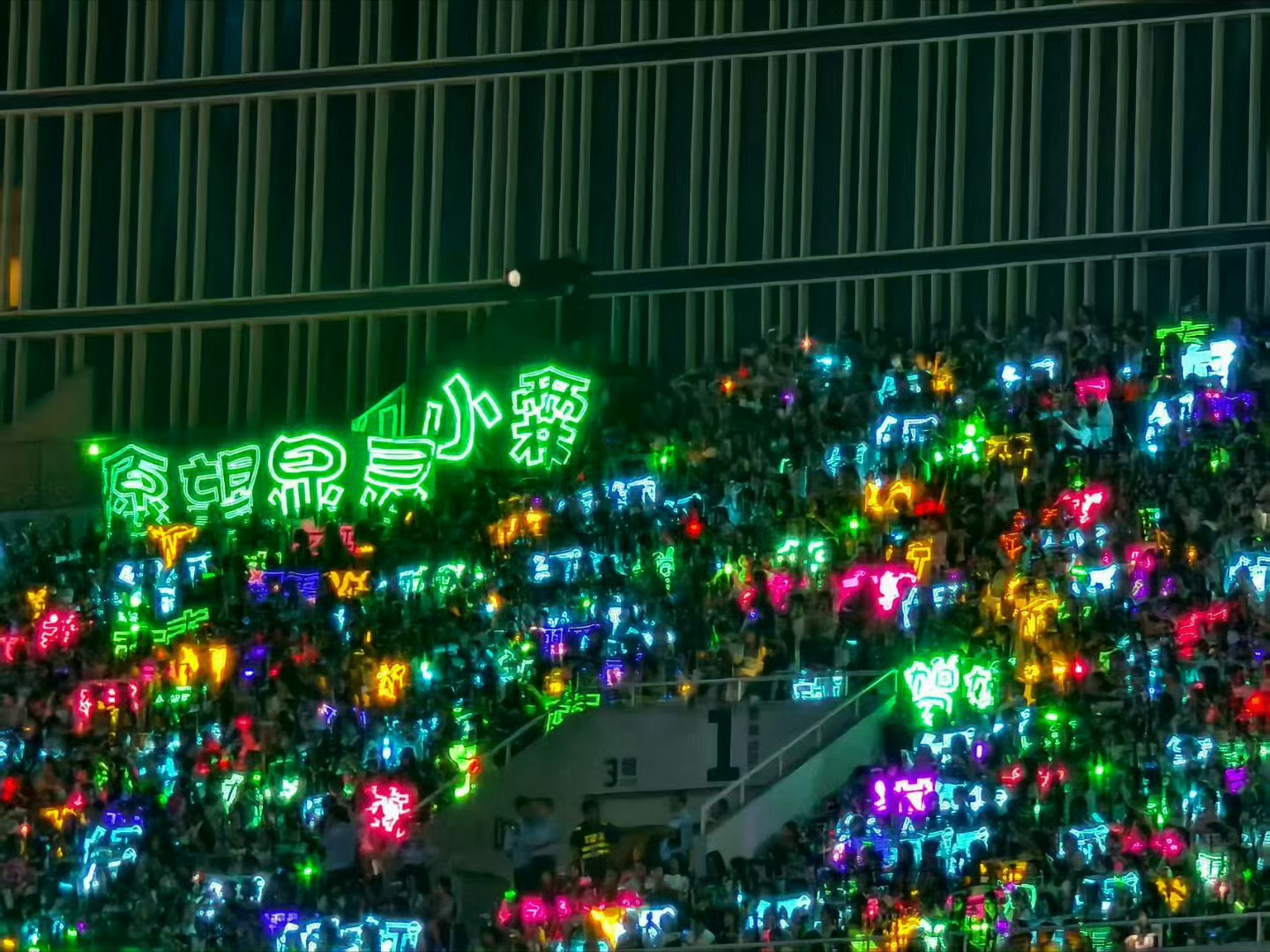 从热搜上的节目单讨论来看，时代少年团演唱会引发的关注度确实值得玩味。表面是粉丝为