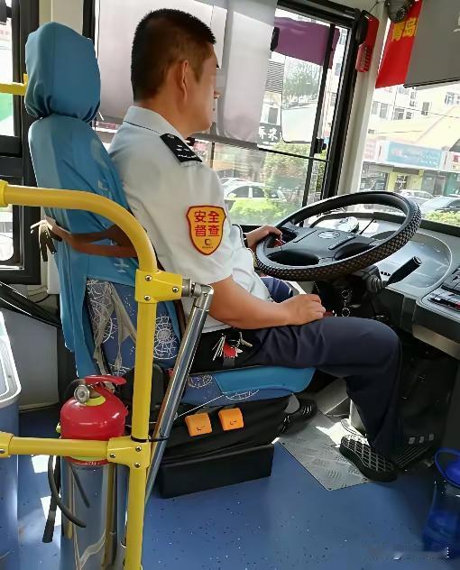 成都退休公交司机垫了680块，三天后送水工扛来的东西，让整条街都安静了！

周阿