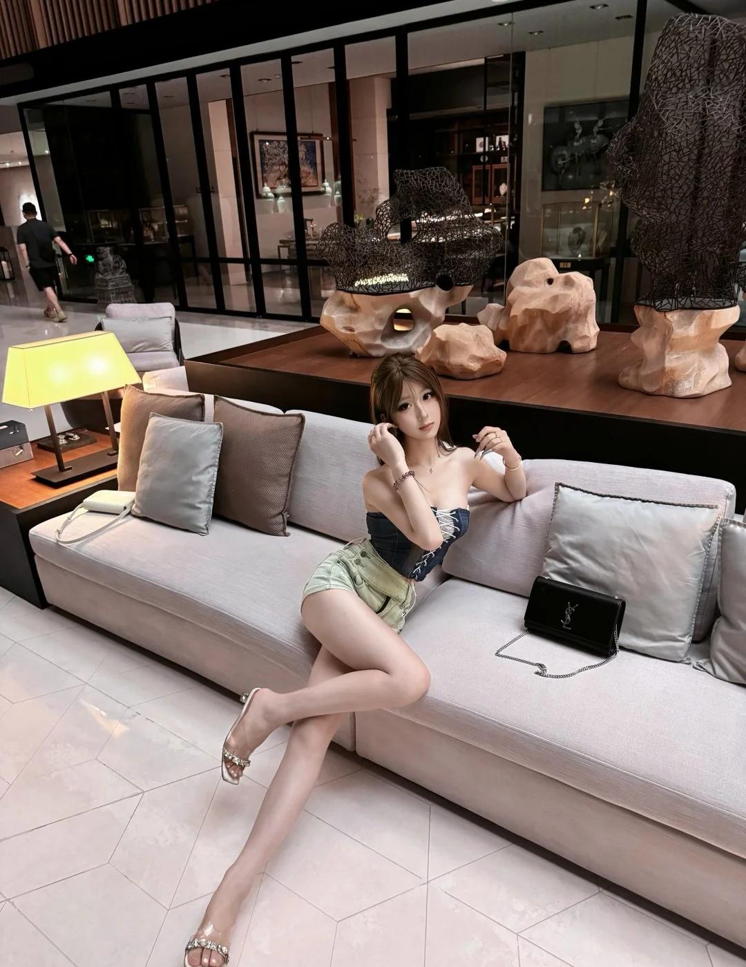 南京拍照｜涵碧楼
【南京陪拍】可拍照帮修图云端奢华体验 酒店天花板