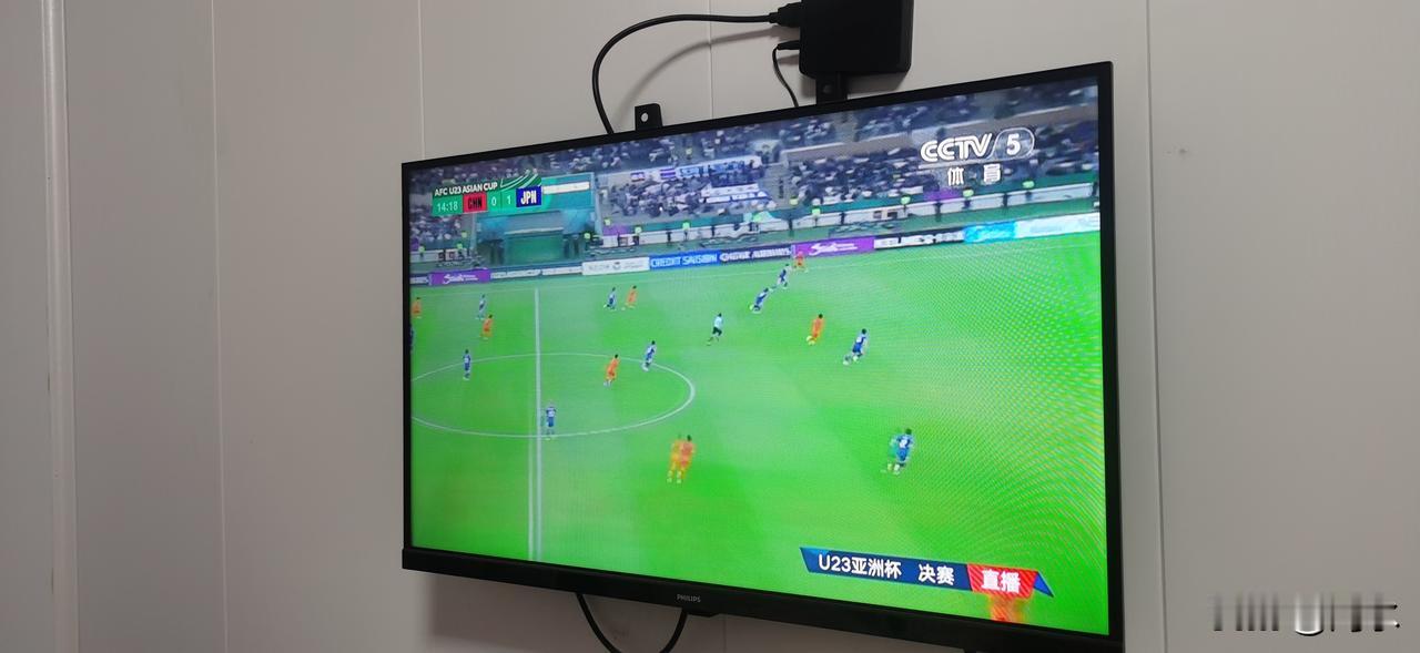 从来不看足球的我，现在在看国足U23对战日本队。

虽然11分钟时，日本队率先进
