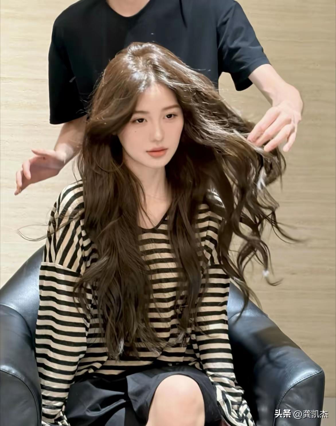 卷发和直发美女哪个好看?
你觉得哪个更有气质？大波浪还是黑长直