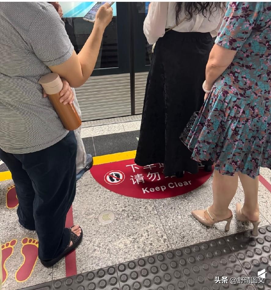 没素质的人太多了
细节见品德，没规矩。
表面光鲜亮丽其实内心没有墨水。
地上那么