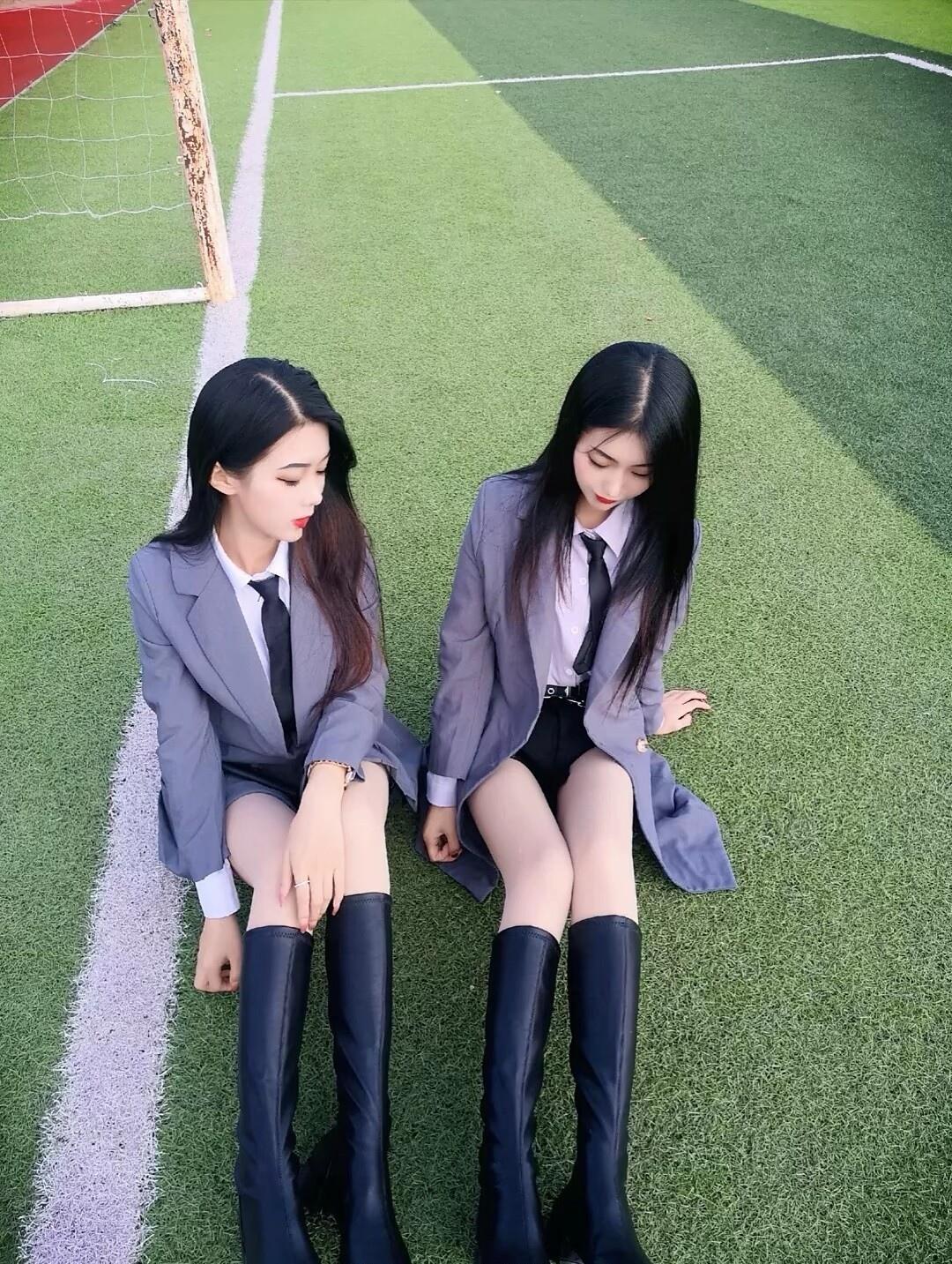 双胞胎姐妹花
校园风穿搭，青春活力满满！