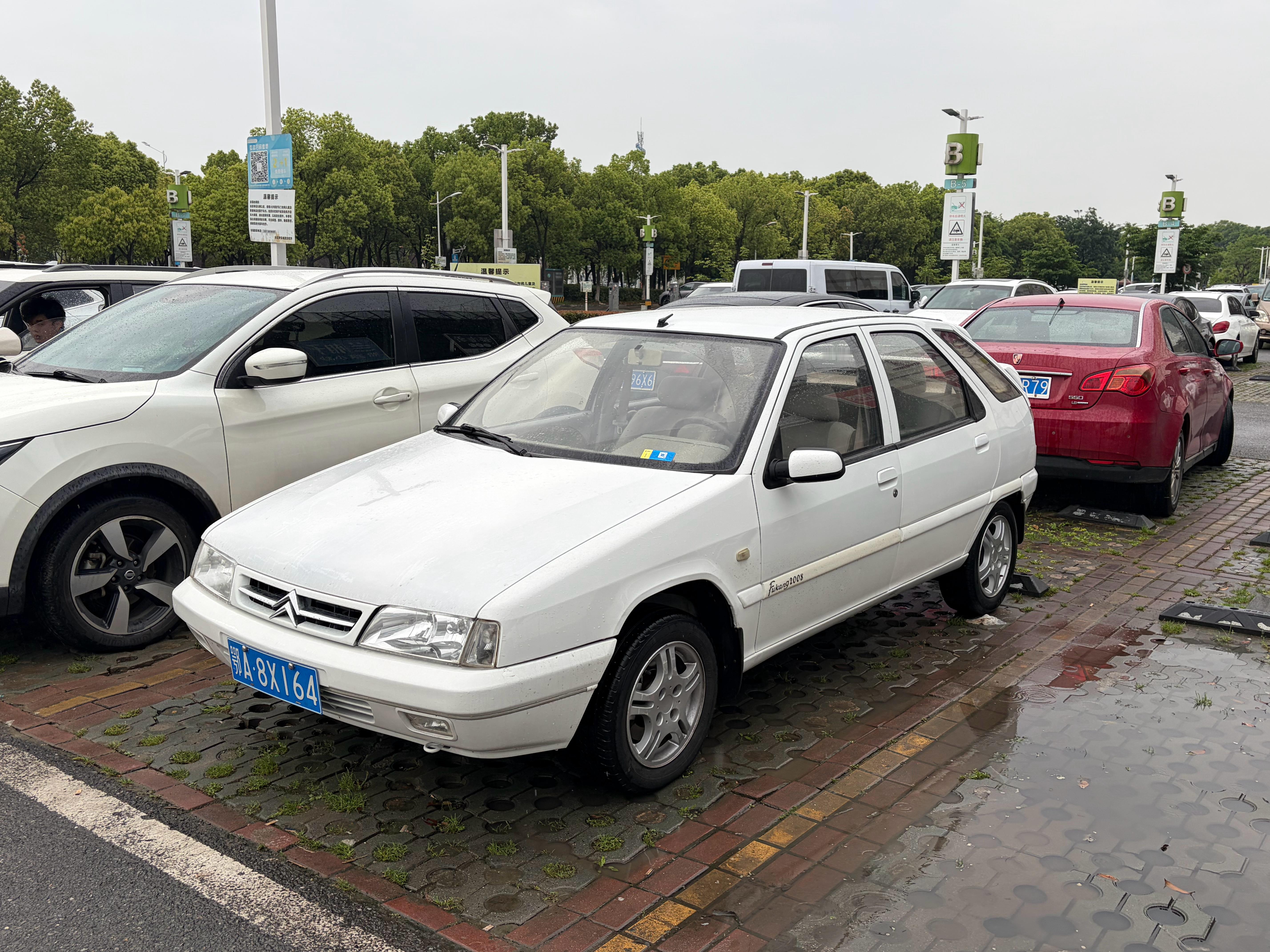 富康当工作车，好开又省油。车很小，感觉没比206大多少，重量跟206几乎一样，开