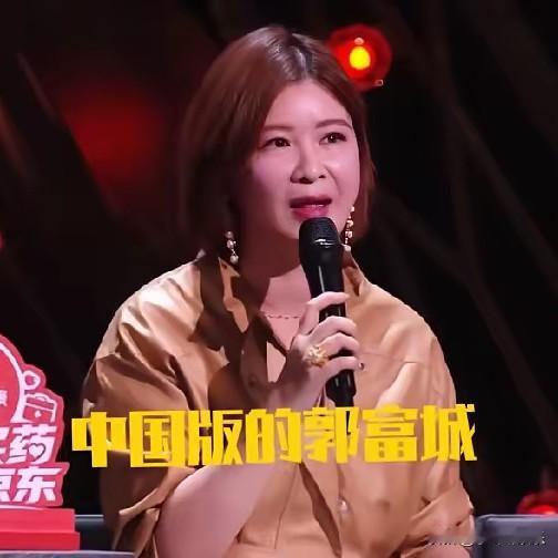 发现没，杜华还挺有节目

昨晚披哥直播当评委，

张嘴就闹了个乌龙，
点评张睿时