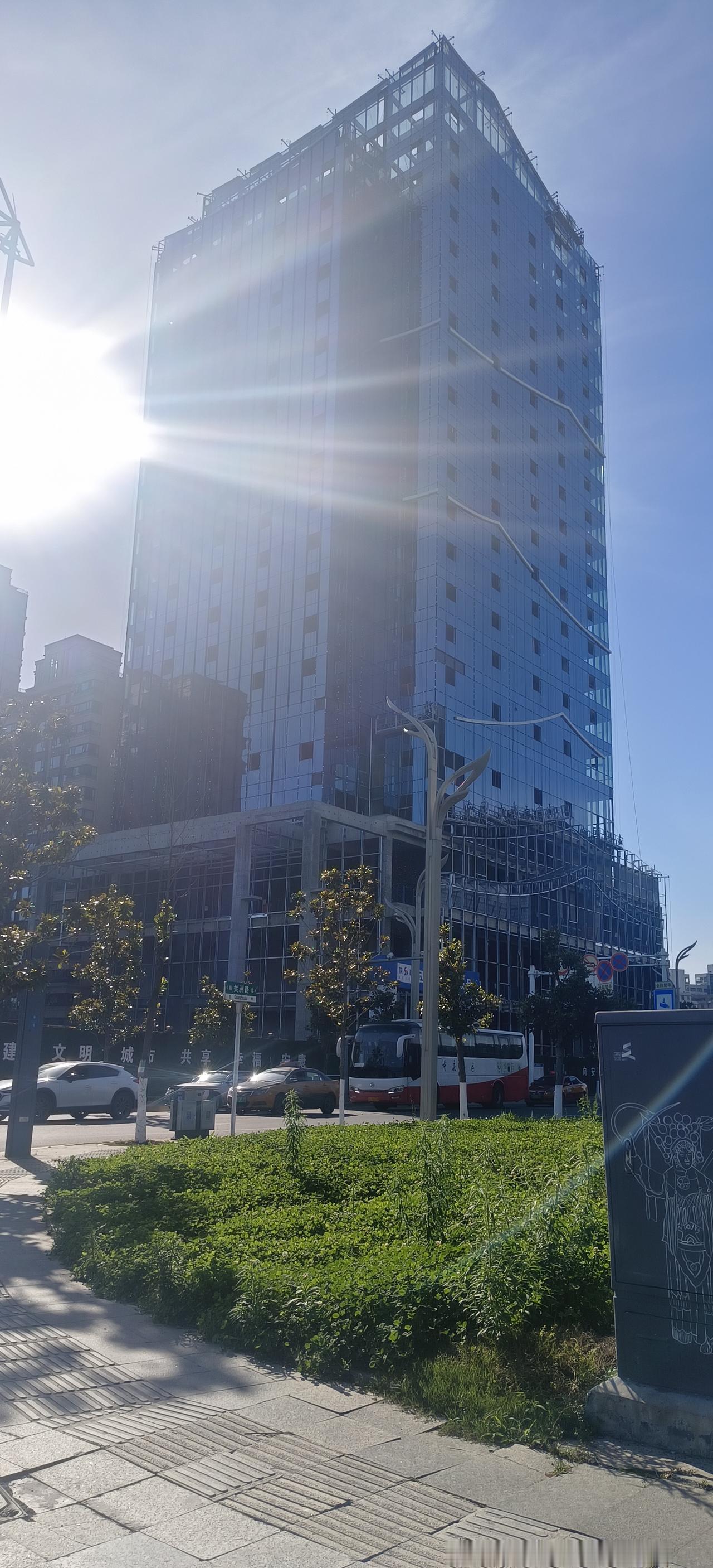 安康五星级酒店西城大酒店的建设速度挺快，外观看着也颇为不错。三层以上采用全玻璃装