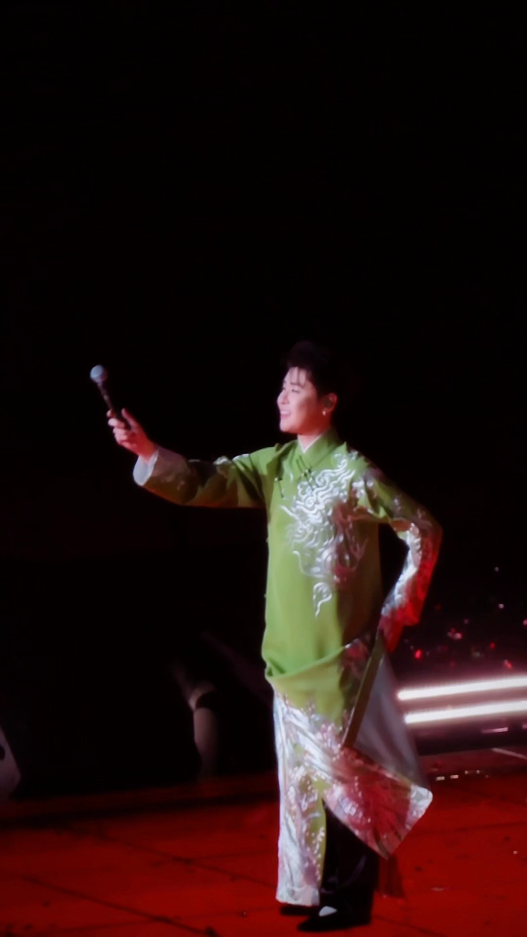 “缘分落地生根是我们”短暂的缘分 也会落地生根 产生长久的感情。希望这份爱一直是