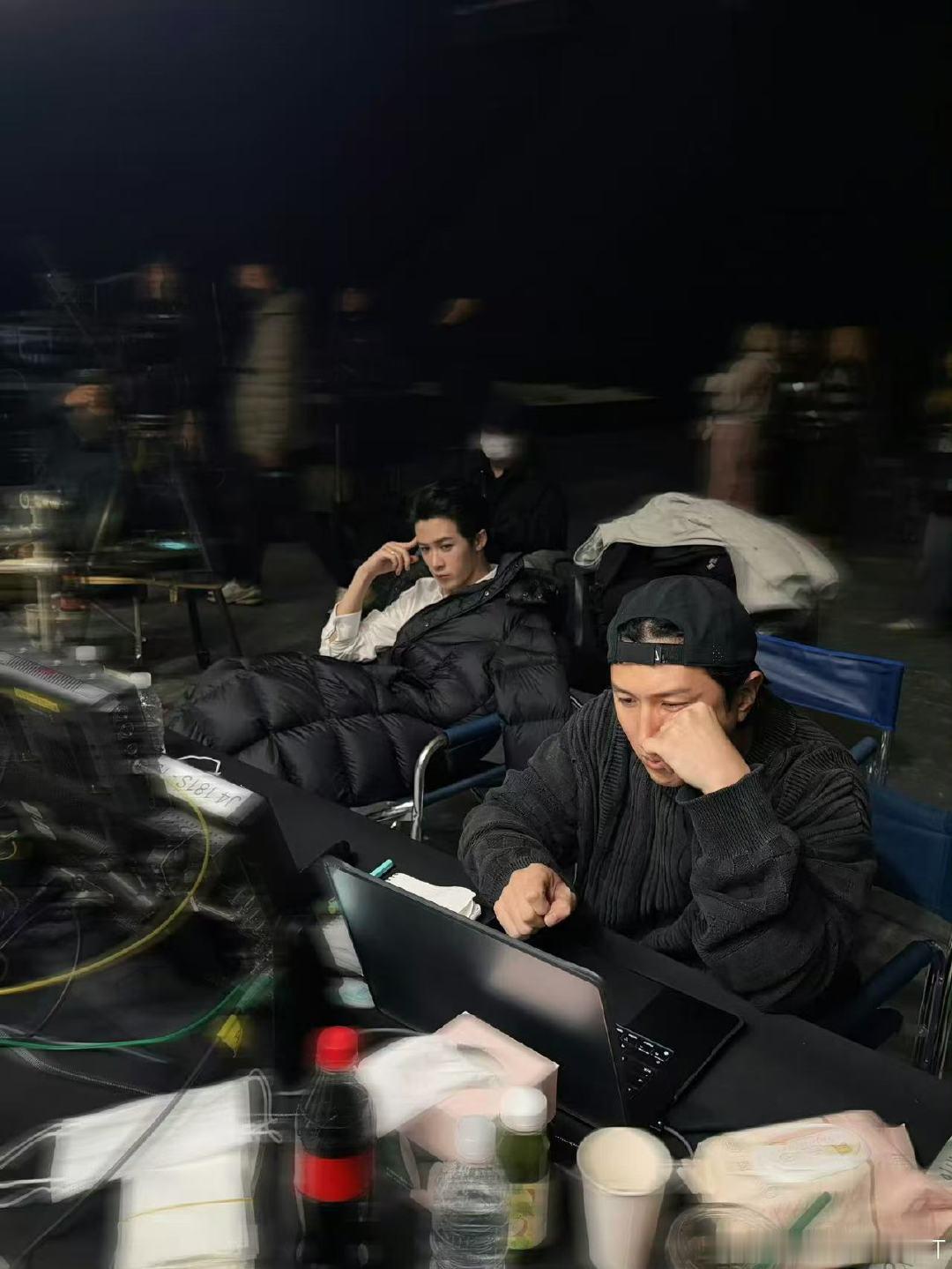 檀健次晒与mv导演合照檀健次晒和mv导演合照 檀健次晒与mv导演合照 