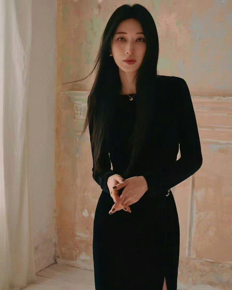 张俪 森林里的黑天鹅 她不是来拍照的，她是来定义“森林系高级感”的。紧身黑裙与蓬
