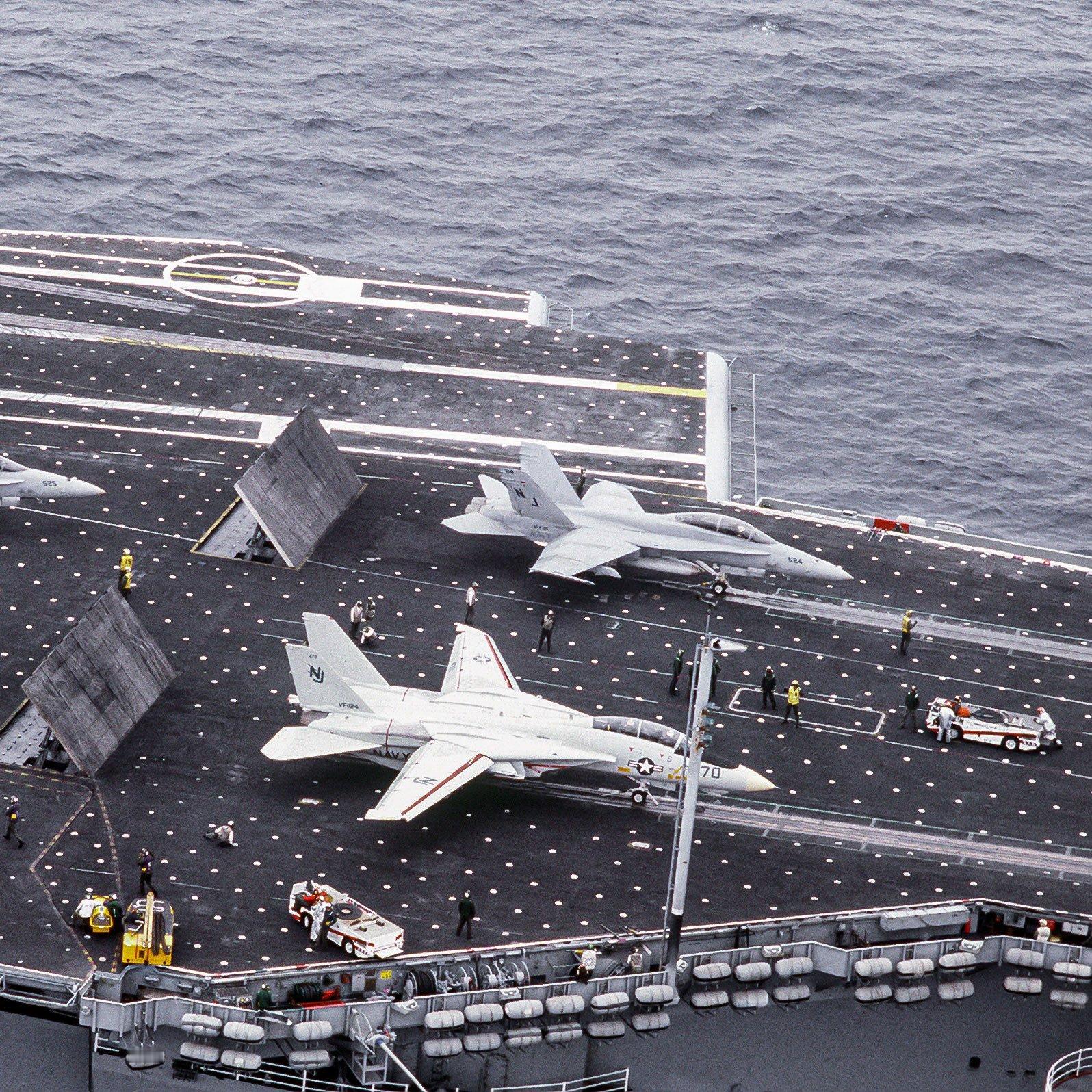 1988 年 8 月 9 日，一架 F/A-18B 