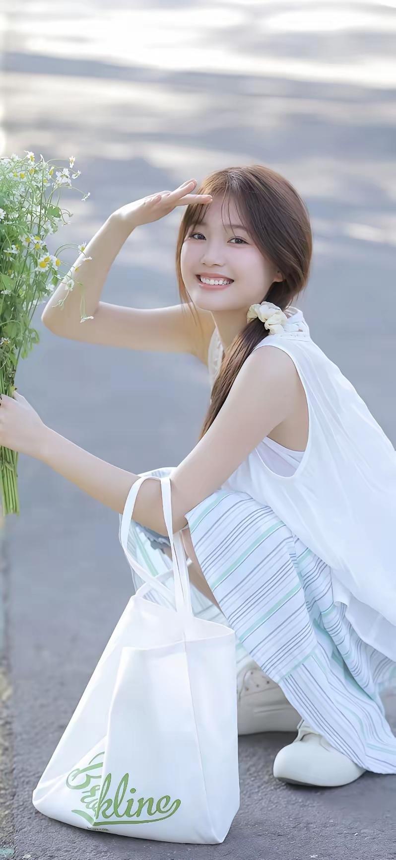 小时候，真傻，
居然盼着长大…