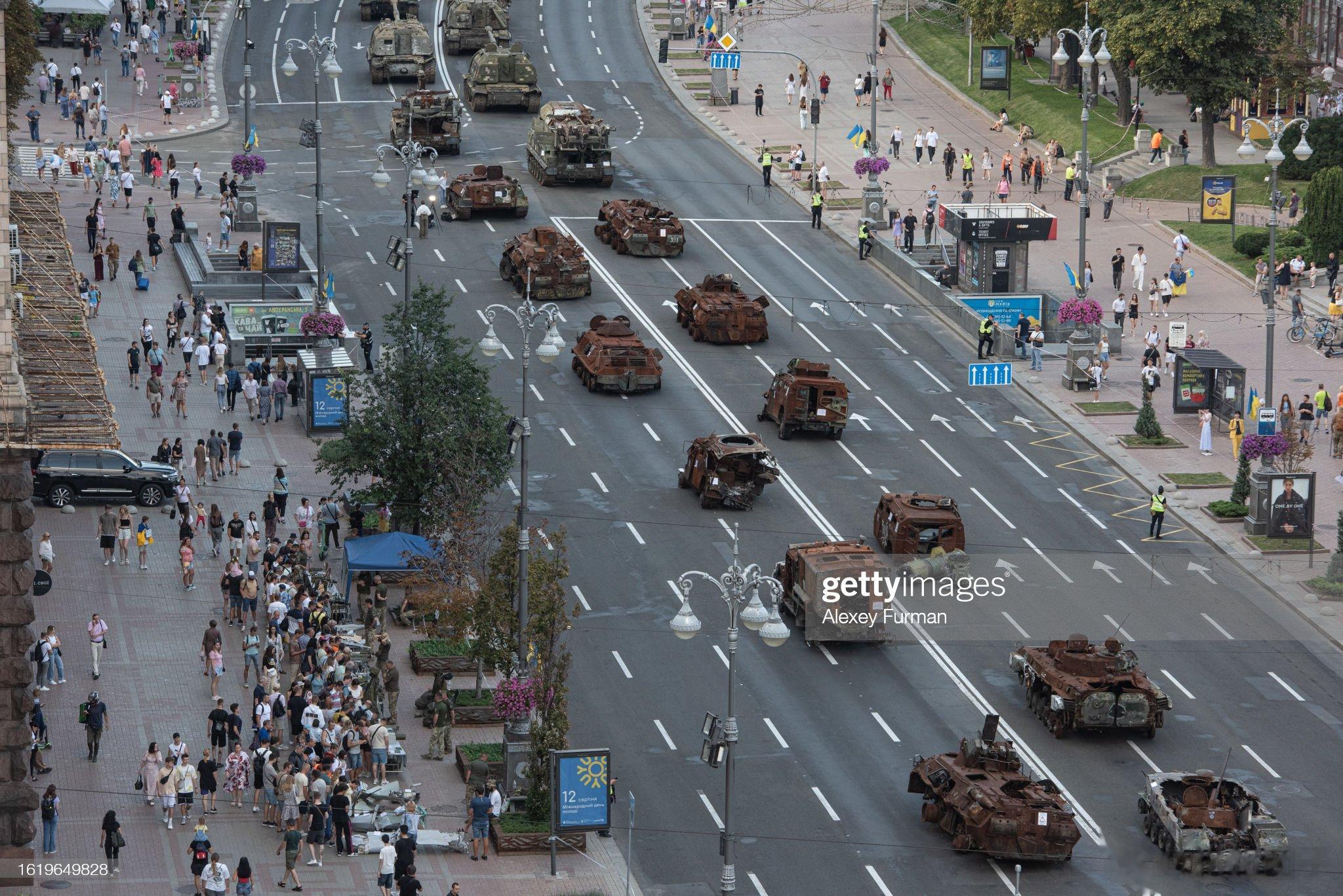 #乌克兰#首都基辅举行独立32周年纪念活动，展出了被摧毁的#俄军#坦克残骸，以及