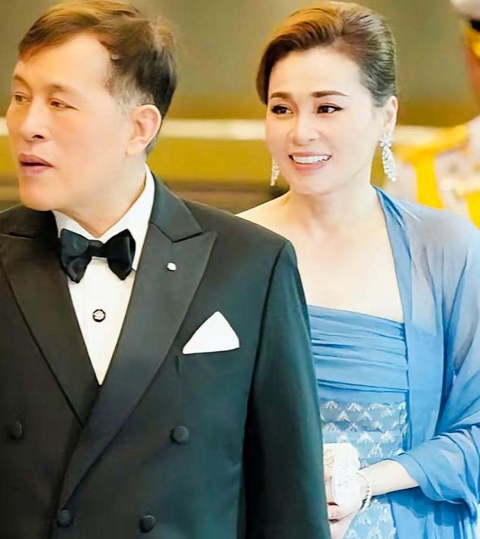 苏提达看向泰国国王的眼神太甜蜜了吧？
这微笑的表情看上去是不是特别漂亮啊？
苏提