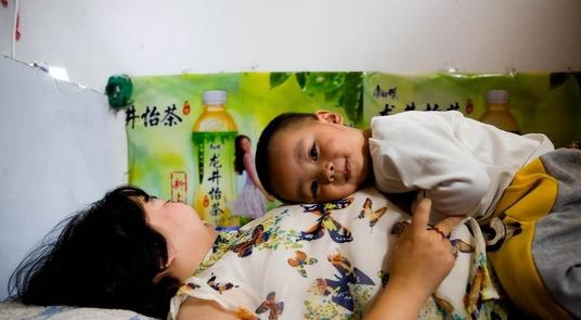 2011年5月3日，甘肃兰州一场特殊的婚礼引起关注，新娘吕元芳坐在轮椅上，身患渐