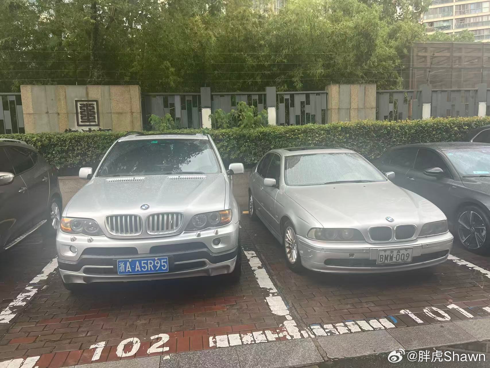 这车牌是真帅啊，BMW009，当时买这车的一定是个大佬。科普下：这种是02式车牌