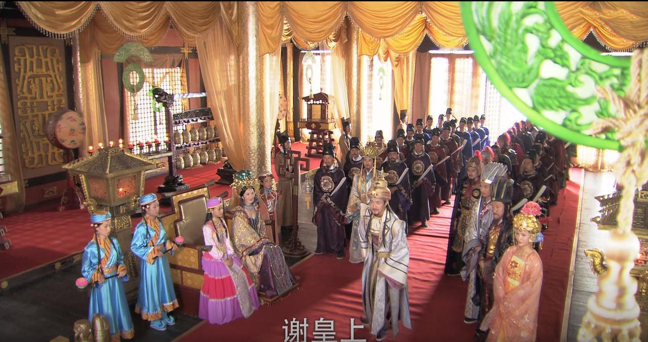西凉太后为什么可以坐在金殿上？

按古代说法，女人不可参政，而且，王宝钏母亲都只