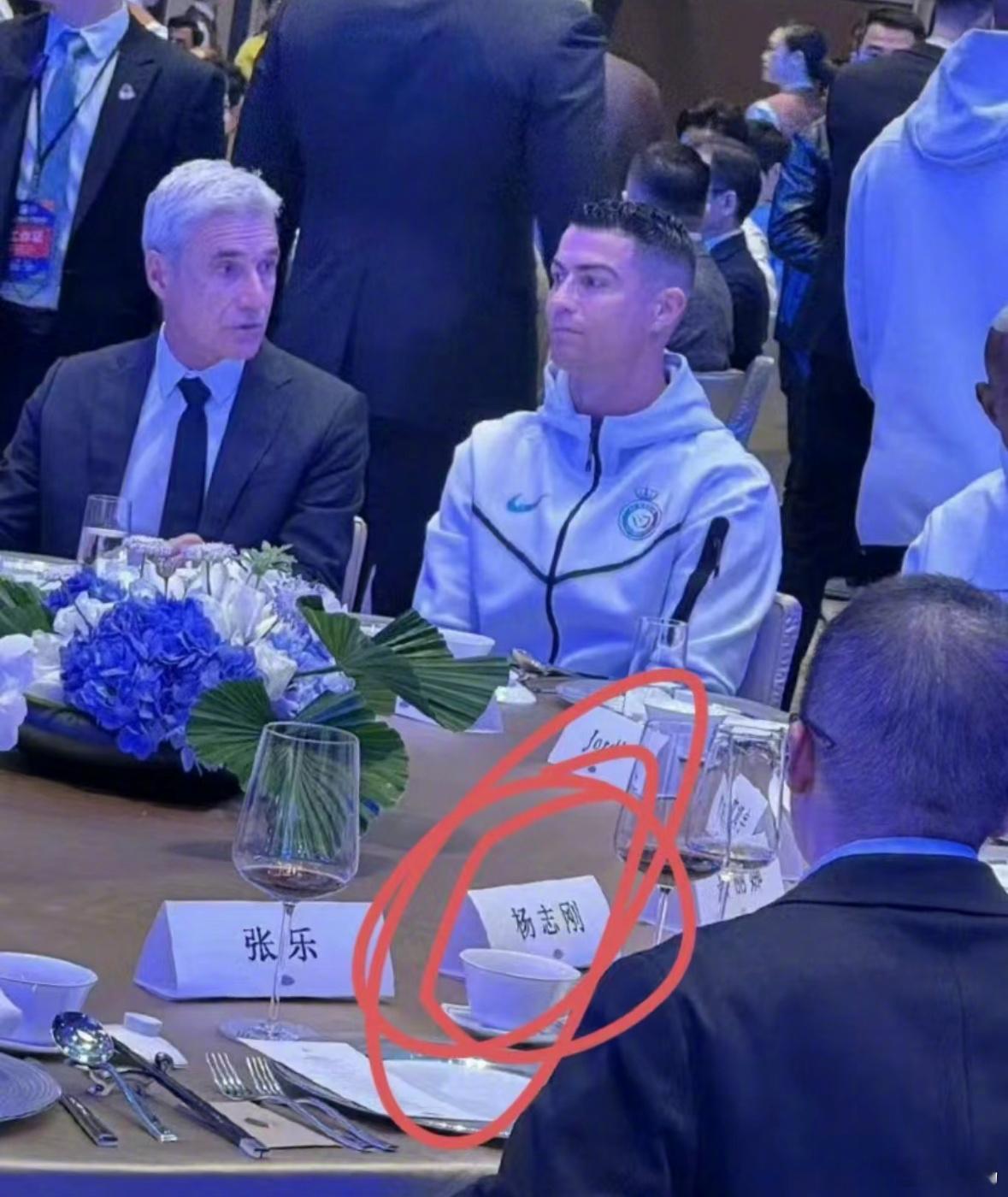 才发现C罗旁边就是杨志刚，郭靖宇真的好宠杨志刚，为何杨志刚专演话唠？还是他把每个