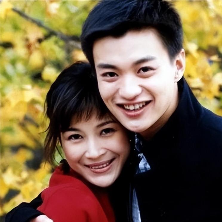 十二年前，坐拥五十亿的温州首富周旭辉，瞒着结发妻子，看上了演李云龙之妻的童蕾。在