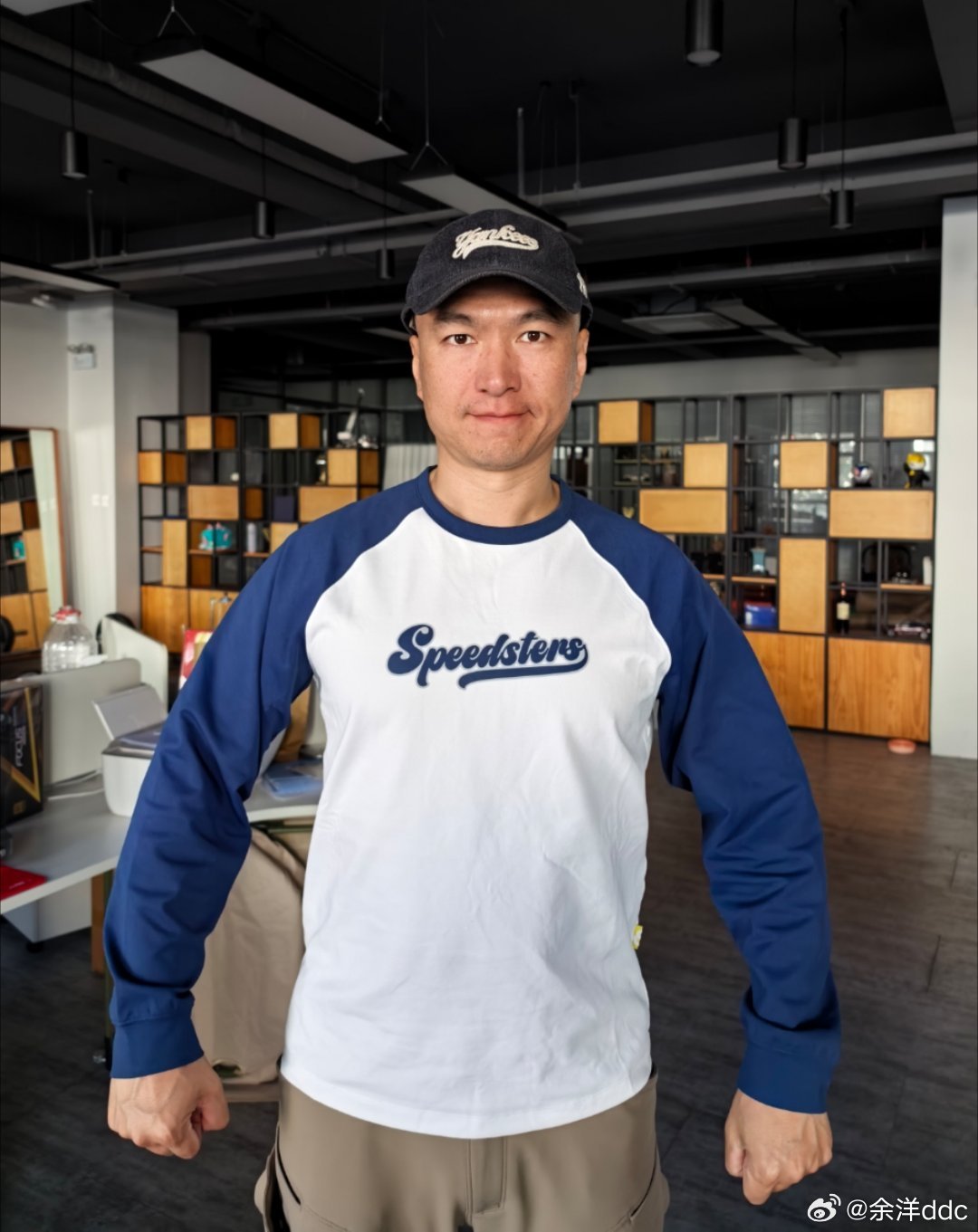 这件剪裁和用料真不错，袖口有收紧，外穿或者内穿打底都不错，对于不喜欢纯棉的人（我