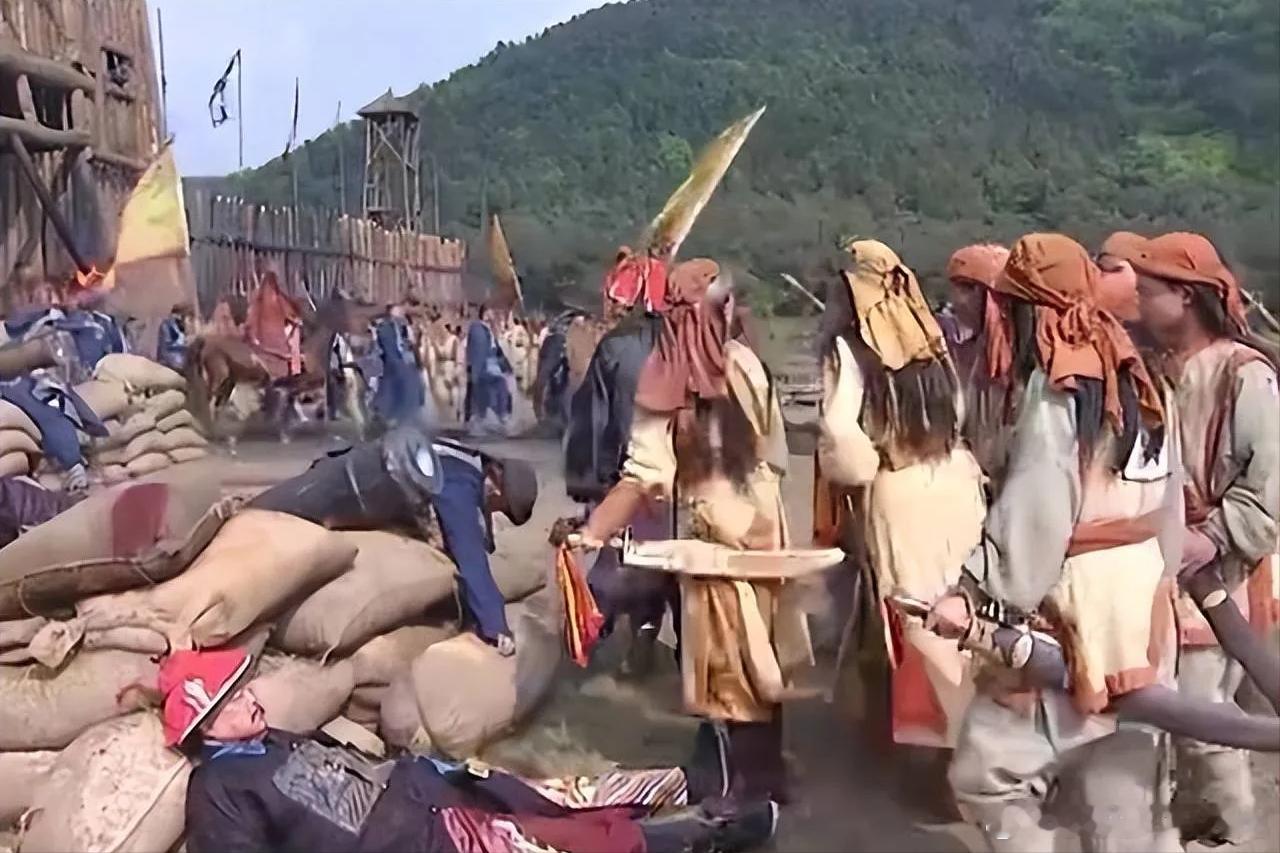 历史 1645 年，清军血洗扬州，繁华都市沦为废墟，尸骨堆积如山。208 年后的