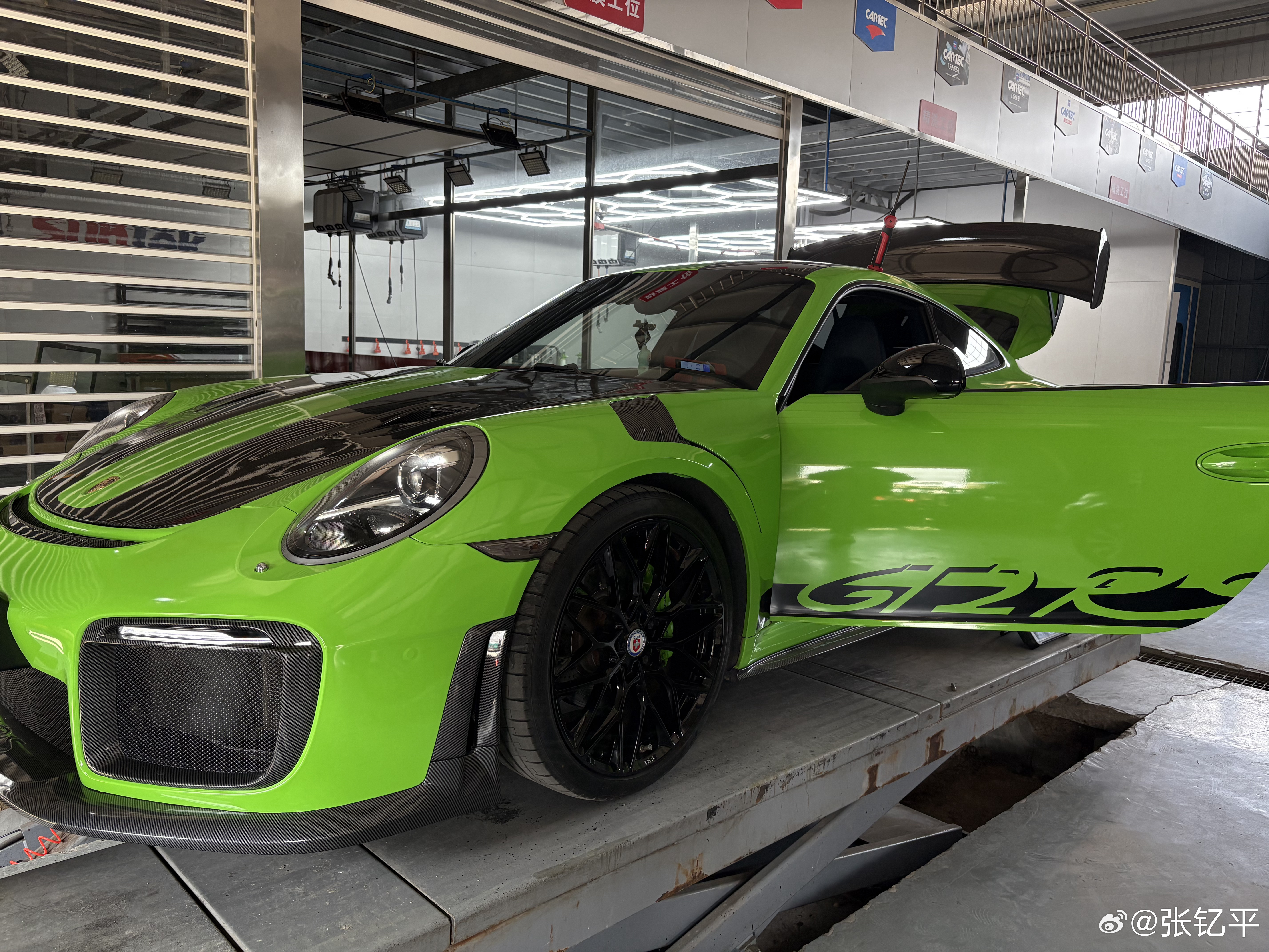 以前铃木店的这几位修车师傅也是多才多艺，今天去找他们待了会，正在修保时捷呢。铃木