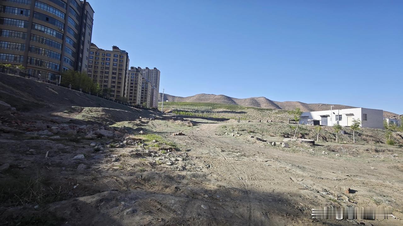 万泰阳光城东侧空地搁置了多年，该建议的已经建议了很多年了，始终未见什么进展动作，