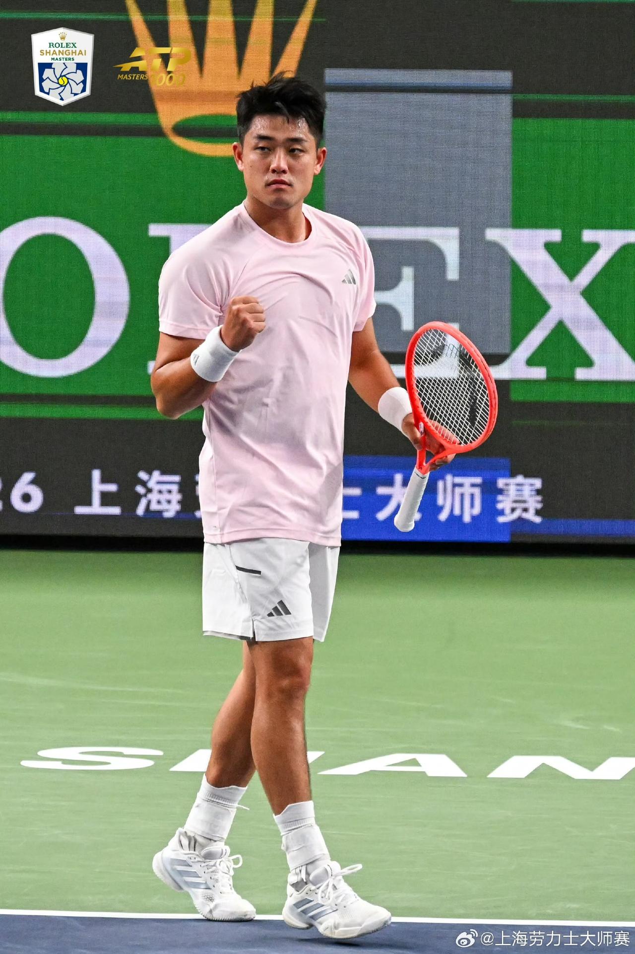 展开正赛首日较量，中国选手吴易昺化解盘点，以6-3、7-6(6)力克幸运落败者郑