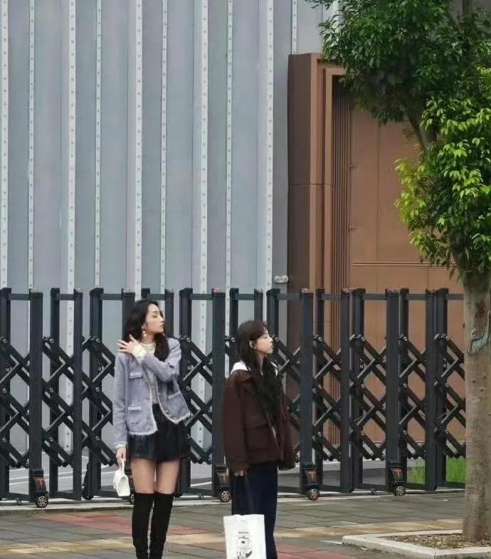 身为女主，感觉气场还没女配强！长相是很漂亮，但是她的气质像小学生一样特别单纯。但