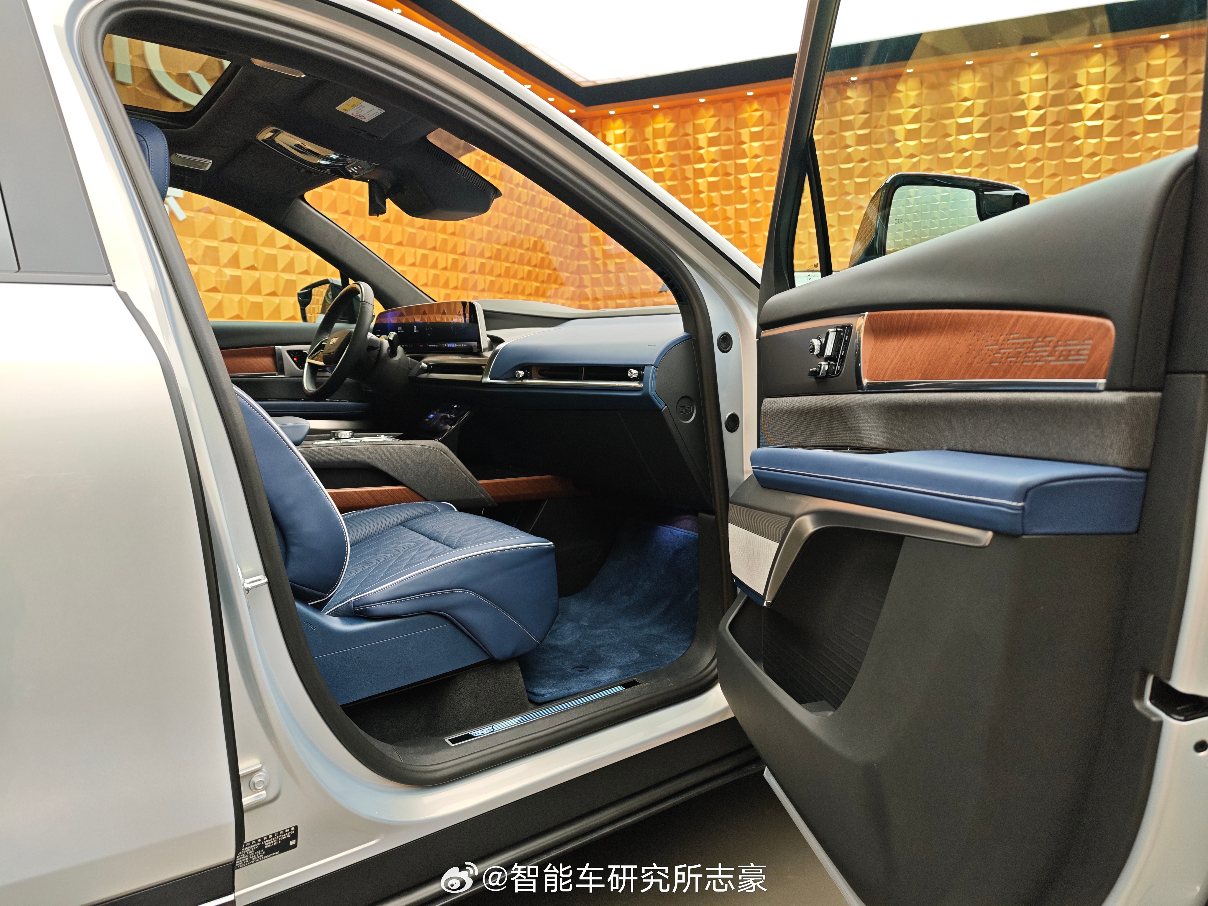 这台国产纯电的凯迪拉克6座大SUV VISTIQ凯威德，真的很有大佬座驾的气势。