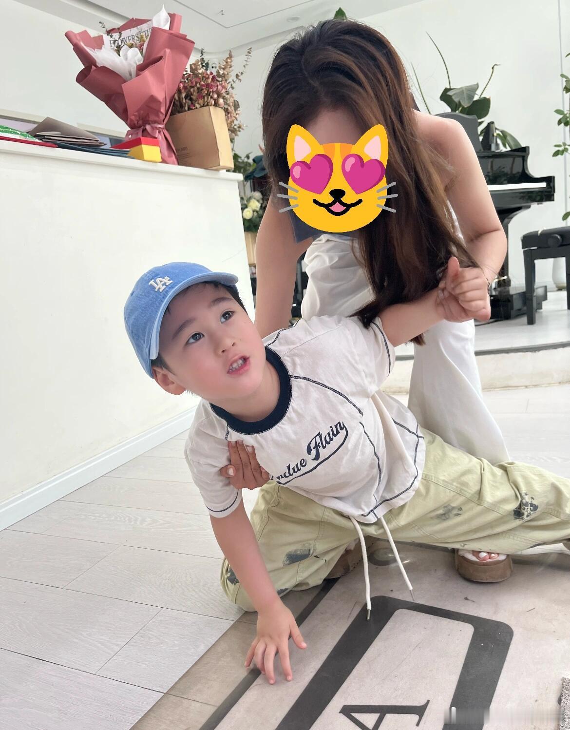 马立奥又和ee玩起来了没点劲真不能和奥奥玩啊哈哈哈，很大一只呢[doge] ​​