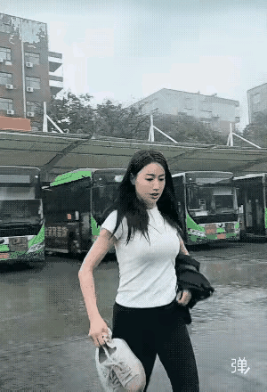 最美公交女司机，暖心女公交司机 不论什么样的天气，为了不误乘客，都是按时发车。
