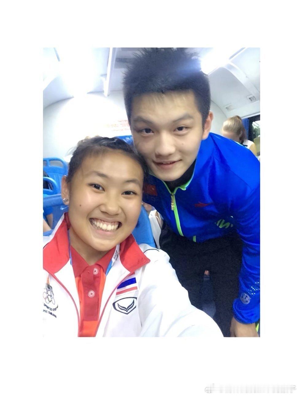 泰国队的达蒙万分两张和樊振东合影📷应该是14年青奥会和釜山世乒赛的 ​​​