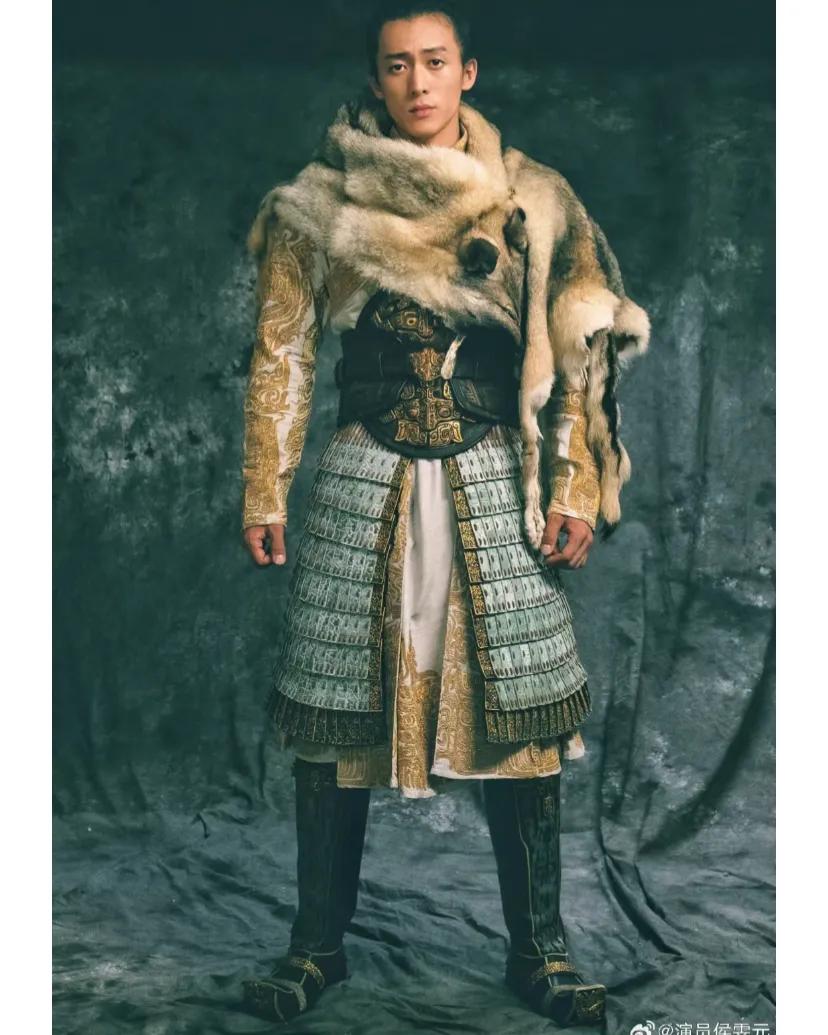 崇应彪被孤立不是没有原因的
想起一个细节，崇应彪说这么美的女人，不如献给主帅。
