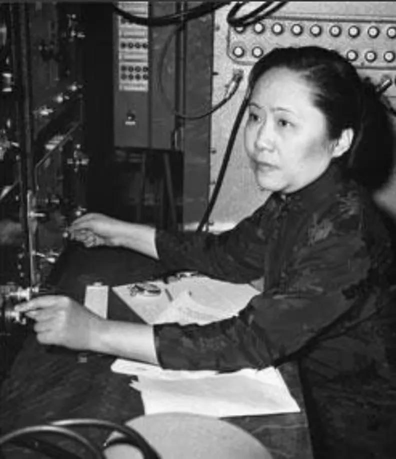 1957年，两个中国男人站上诺贝尔领奖台，全世界为之沸腾。但台下有个女人，明明是