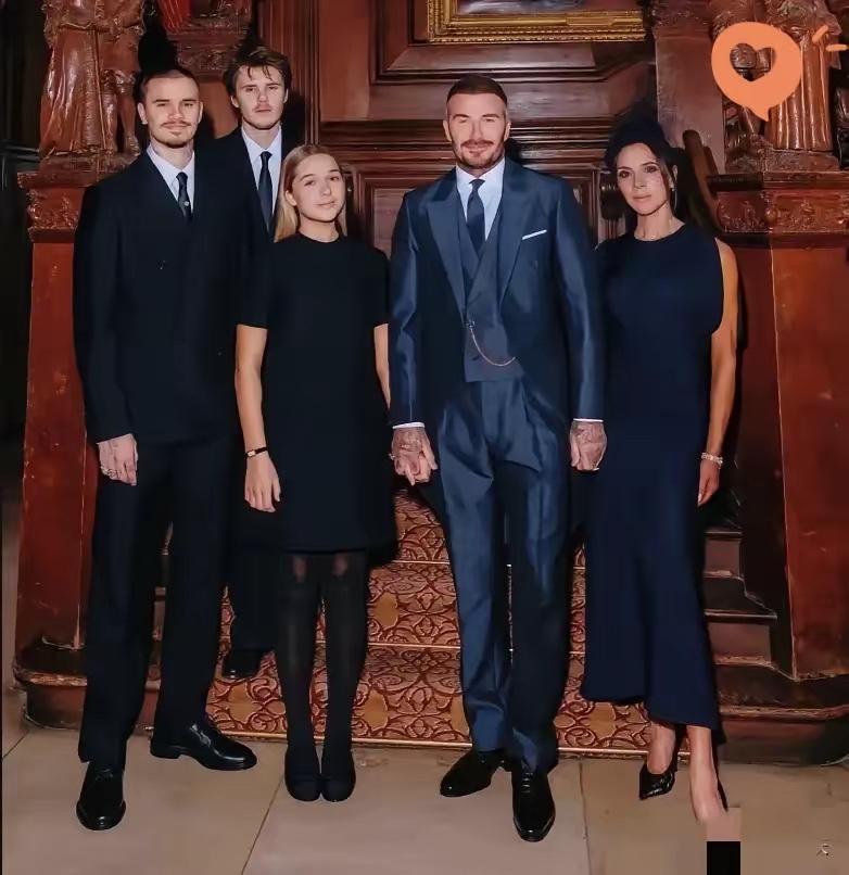 早看贝克汉姆一家不对劲了果不其然
贝克汉姆正式被册封为爵士，一家六口人仅五人到场