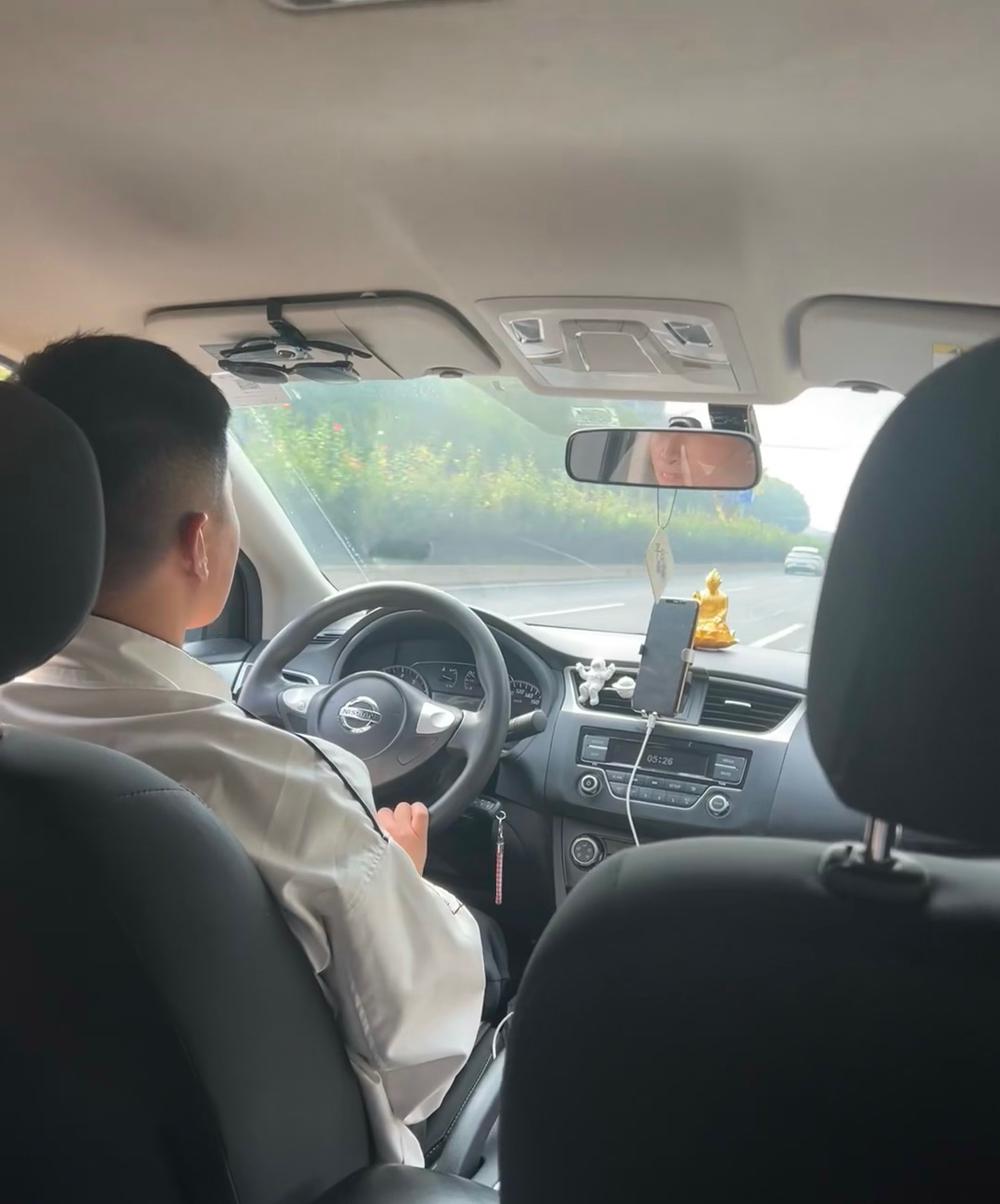老公的发小在北京跑网约车，自己买了一台混动汽车，当时新车下来花了14万左右，想着