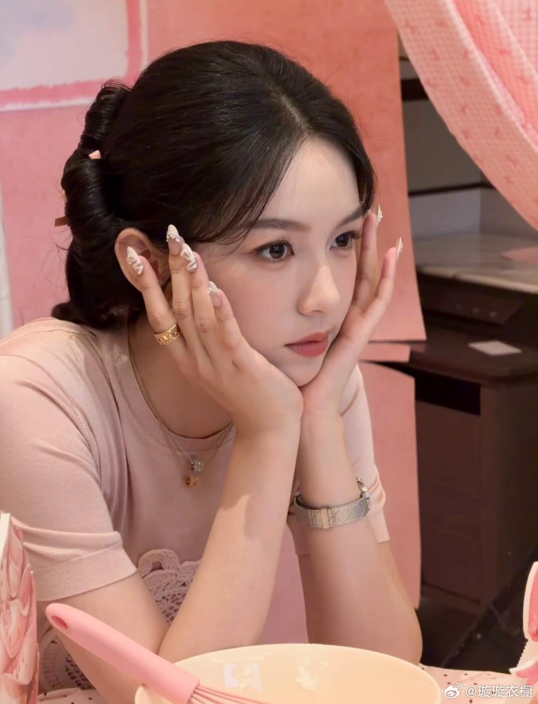 周也的美甲是芭蕾舞鞋小也真的绝绝子！颜值在线审美还超棒，俏皮灵动的样子太戳我啦～