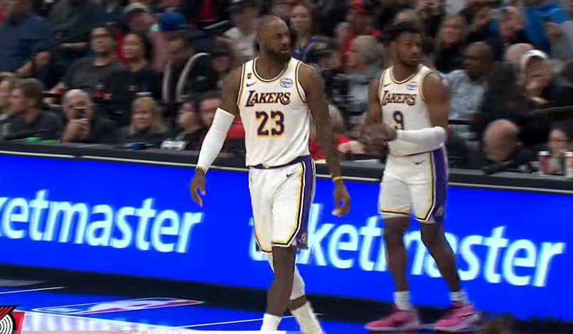 我忍不住说实话，最没用的顶薪和最没用的底薪同时登场，湖人让父子篮球害了洛杉矶湖人