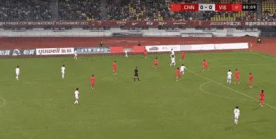 刘浩帆和汪仕钦的解围连续踢呲，送给越南打空门的机会，U22国足的防守太业余了。