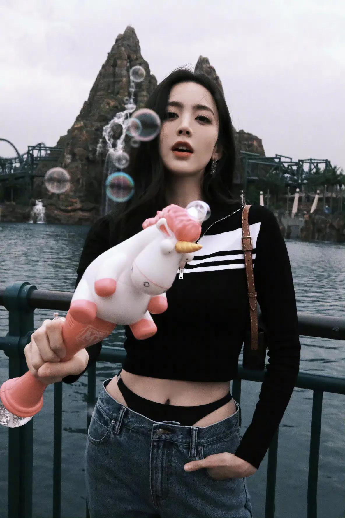 古力娜扎也太美了吧，
我觉得她是新疆女演员里最漂亮的一个！
她的身高达到172公