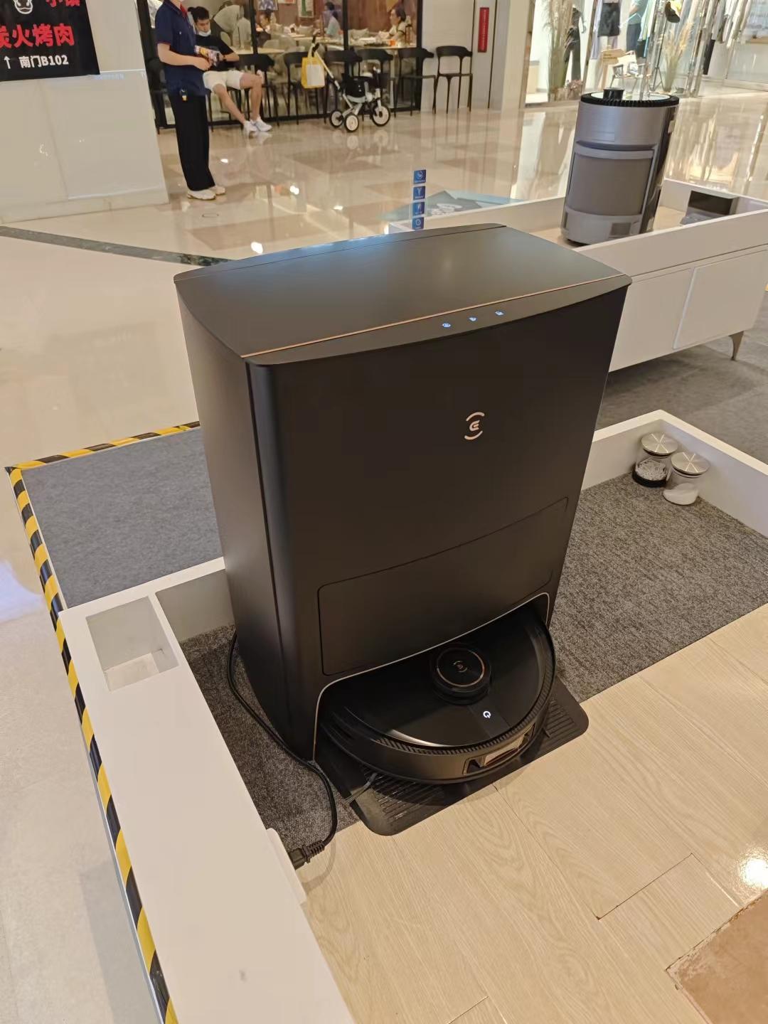 上周的时候路过科沃斯线下门店，收银台附近人是真的多啊，不少人都在体验完他家扫地机