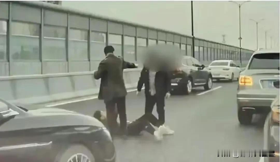 #宾利车主施暴事件伤者恢复良好#亲戚把你当敌人朝死打，你却还念他是亲戚。
近日，