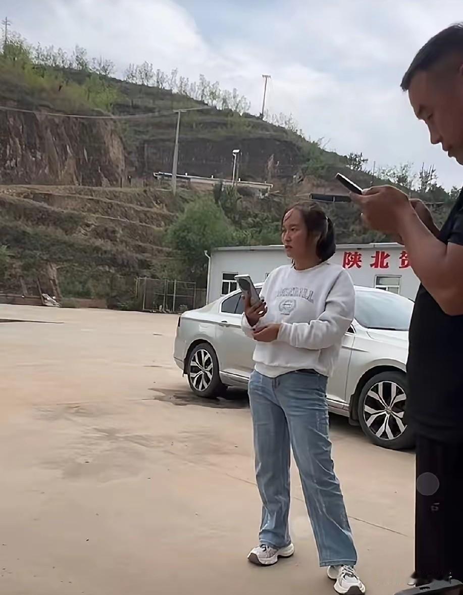 白兄弟前妻直奔贺永贤家里理论——不是找前夫，是找那个正在直播的男人。
你说奇不奇