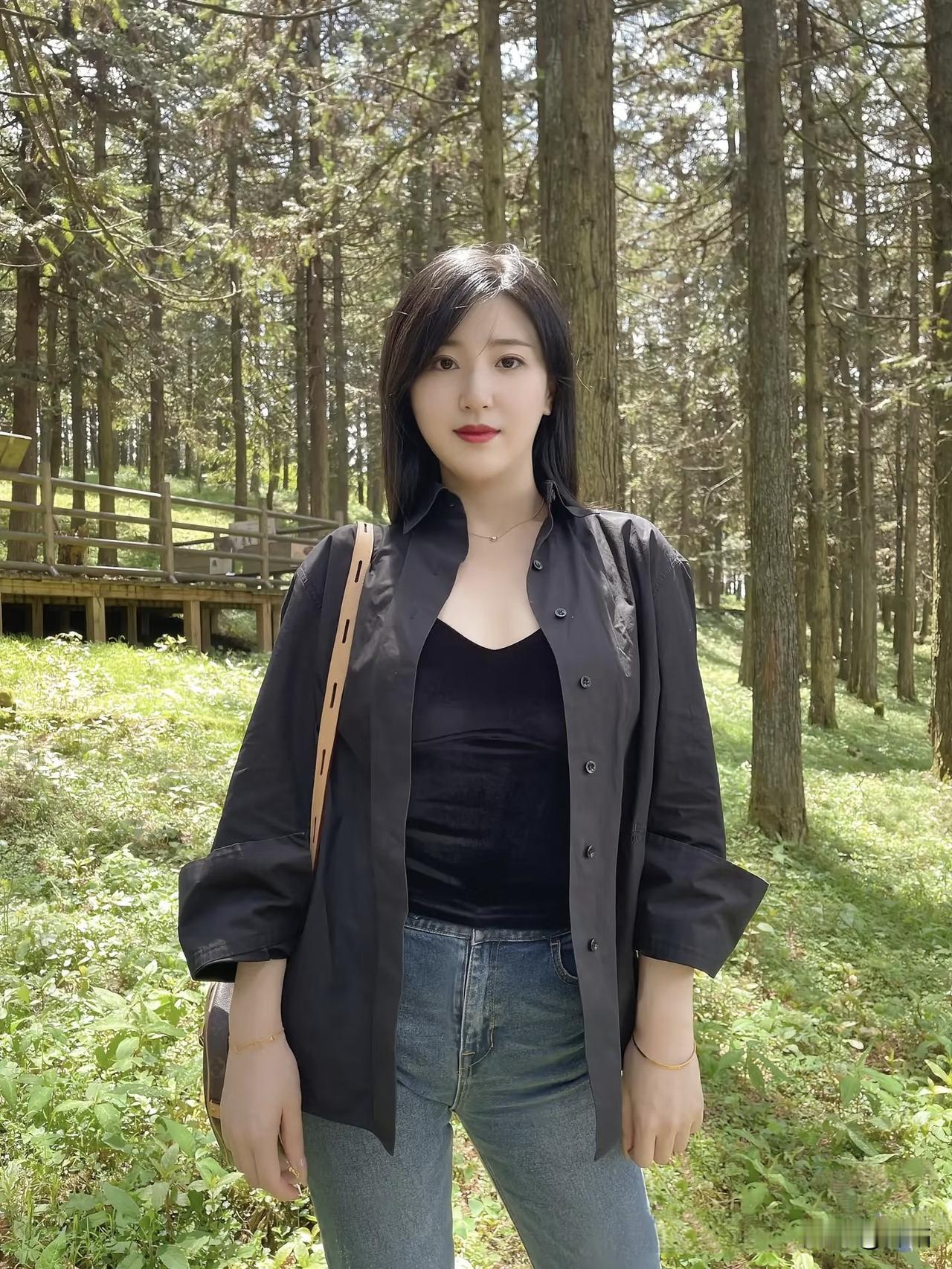 美图欣赏，看图写诗

《原野林间行》
 
草原连碧天，云絮自悠闲。
林密石阶深，